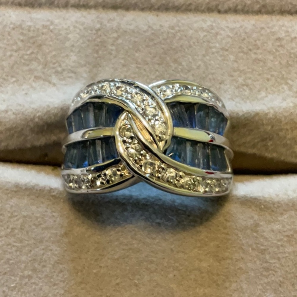Elegant Sterling ilver and Blue Knot Ring